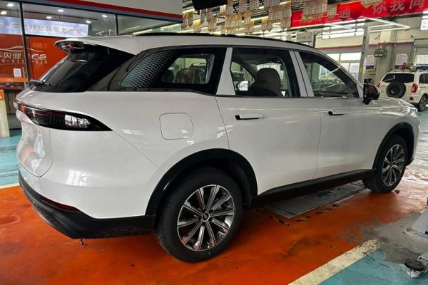 Chery Tiggo 8L сильно отличается от Tiggo 8. Новинку впервые показали внутри и снаружи вживую